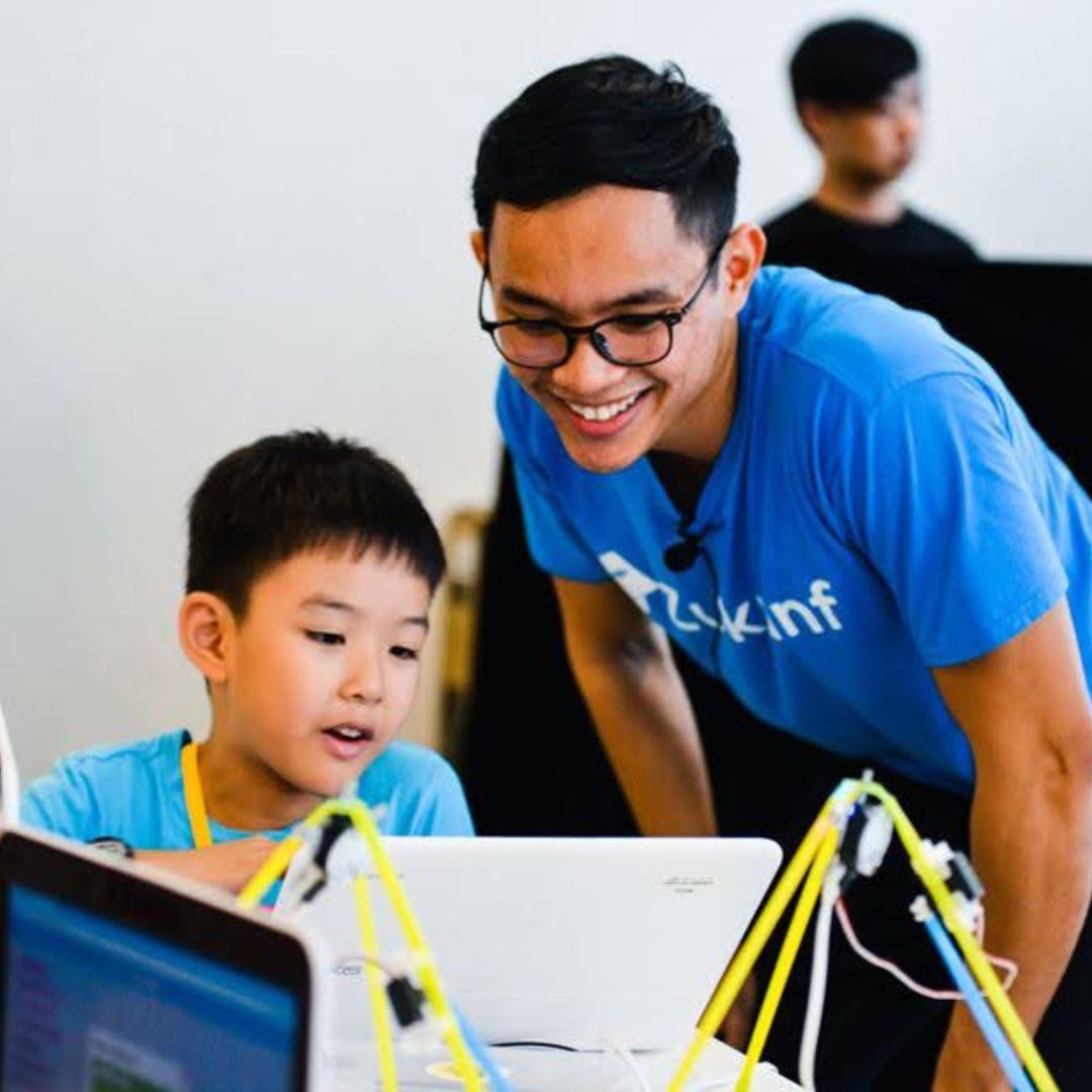Haris Samingan helping a student learn